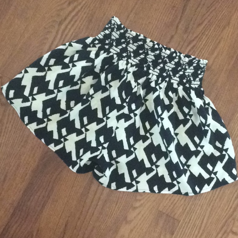 A audrey Flirty Little Loose Leg Short Shorts - Picture 3 of 4